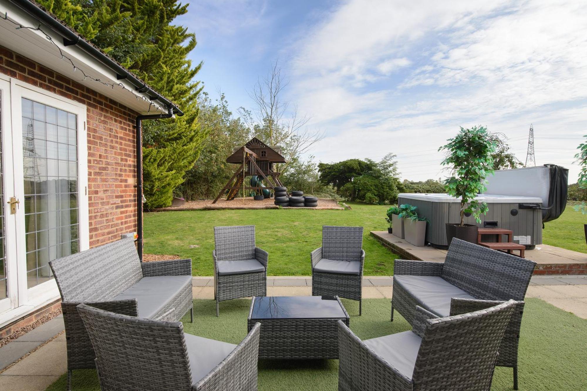 Deluxe 4 Or 5 Bed House With Hot Tub, Cinema Room Sleeps 15 Saffron Walden Exteriér fotografie