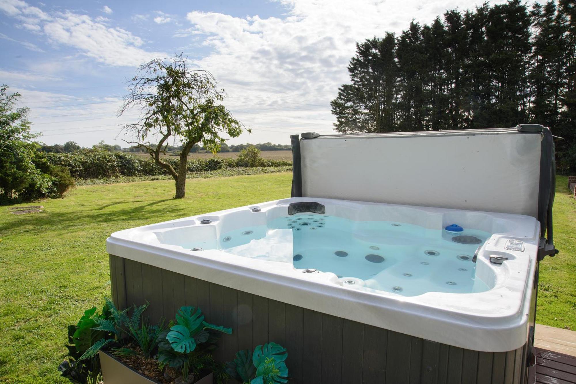 Deluxe 4 Or 5 Bed House With Hot Tub, Cinema Room Sleeps 15 Saffron Walden Exteriér fotografie