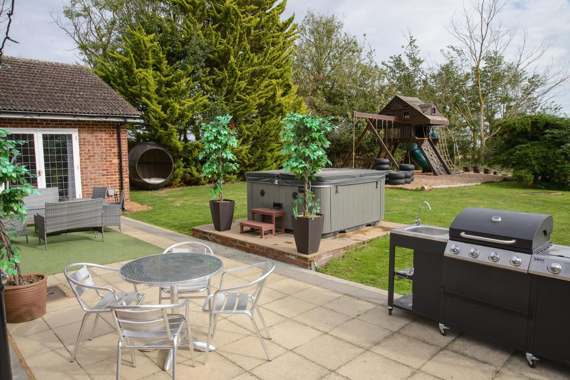 Deluxe 4 Or 5 Bed House With Hot Tub, Cinema Room Sleeps 15 Saffron Walden Exteriér fotografie