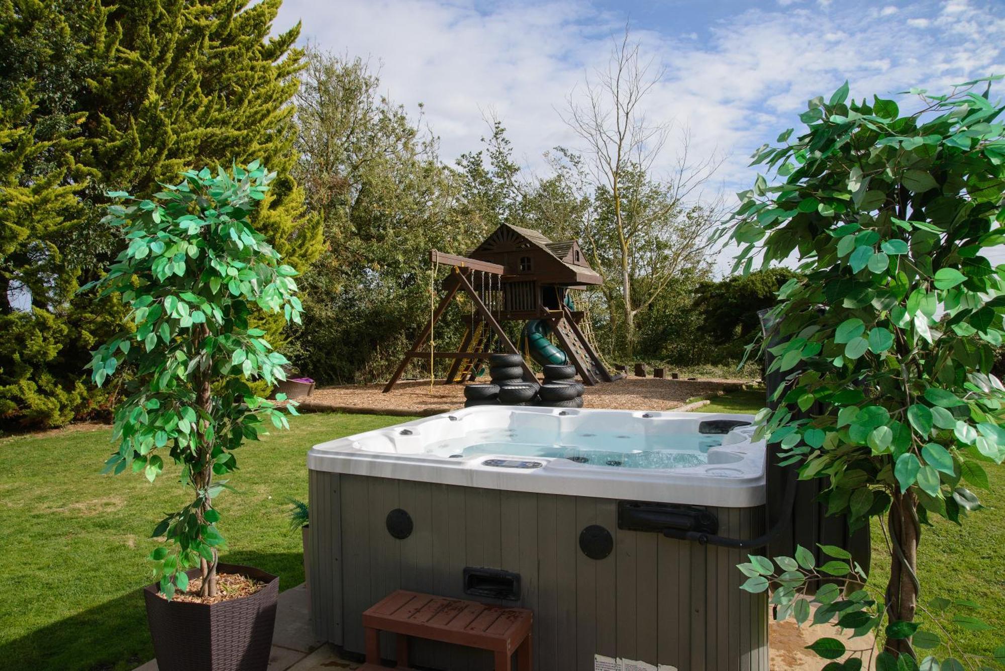 Deluxe 4 Or 5 Bed House With Hot Tub, Cinema Room Sleeps 15 Saffron Walden Exteriér fotografie