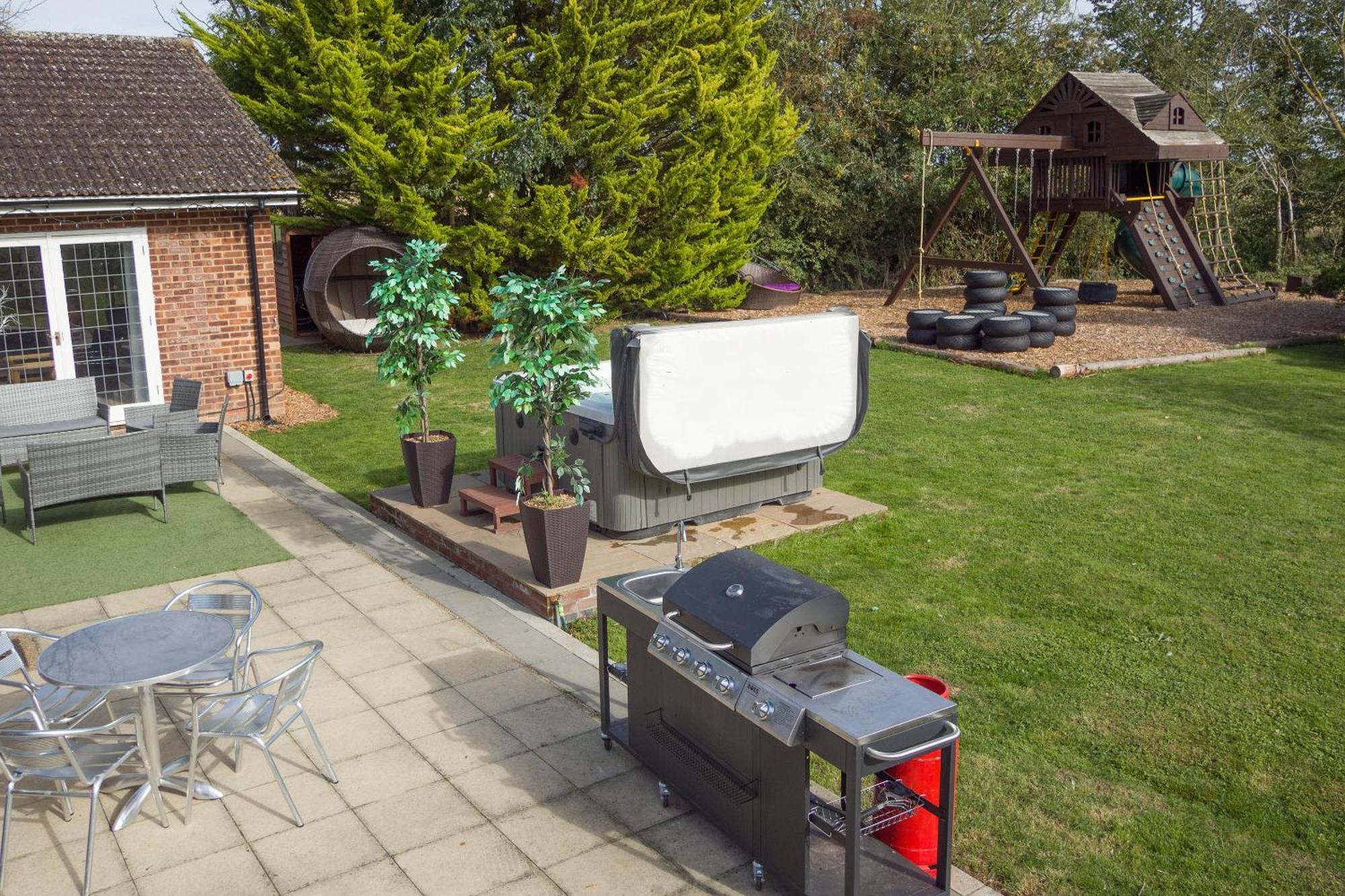 Deluxe 4 Or 5 Bed House With Hot Tub, Cinema Room Sleeps 15 Saffron Walden Exteriér fotografie