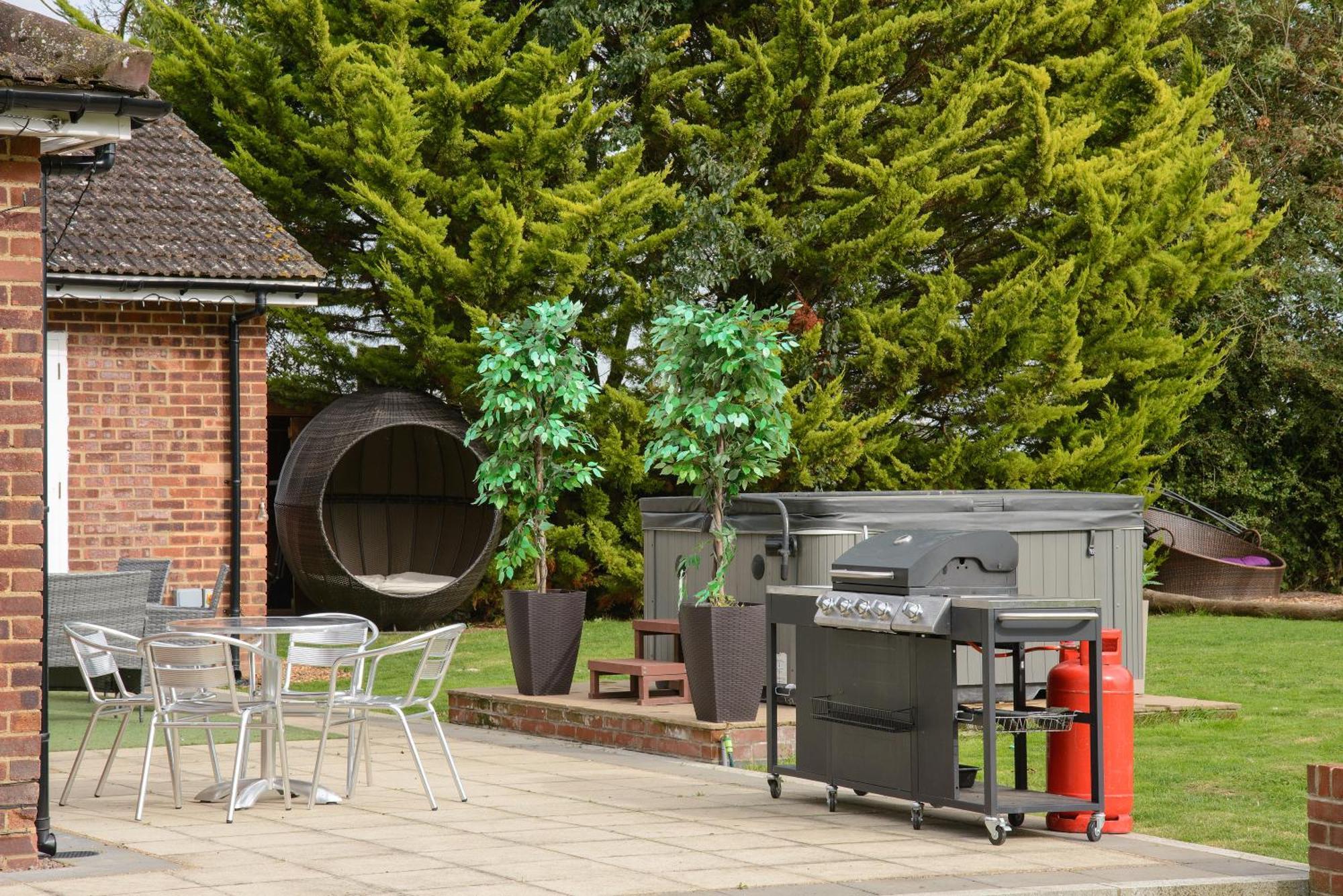 Deluxe 4 Or 5 Bed House With Hot Tub, Cinema Room Sleeps 15 Saffron Walden Exteriér fotografie
