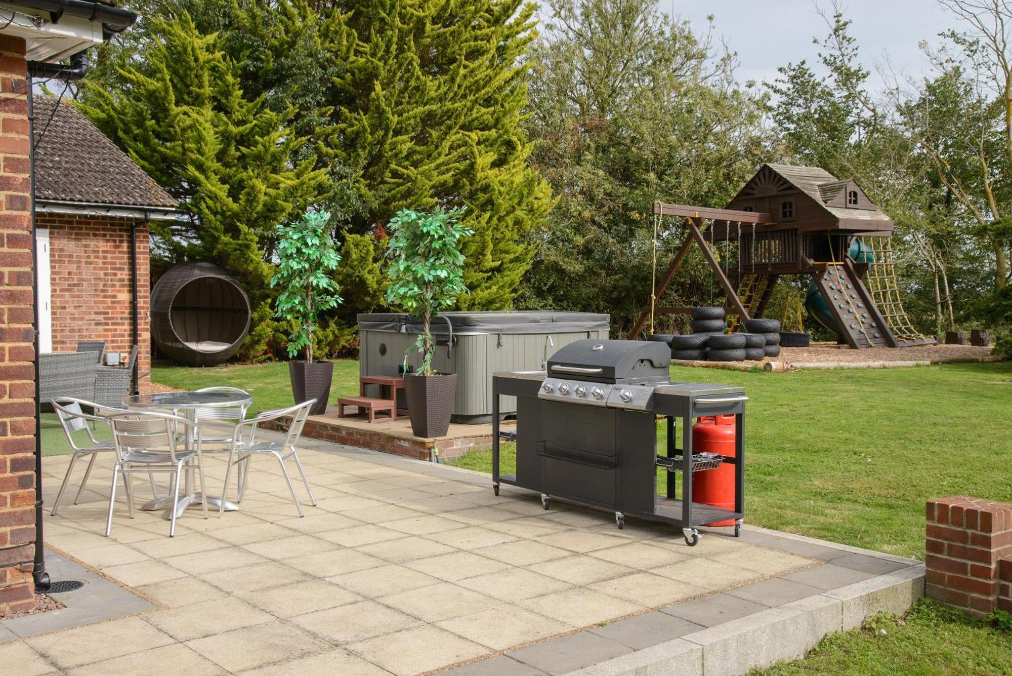 Deluxe 4 Or 5 Bed House With Hot Tub, Cinema Room Sleeps 15 Saffron Walden Exteriér fotografie