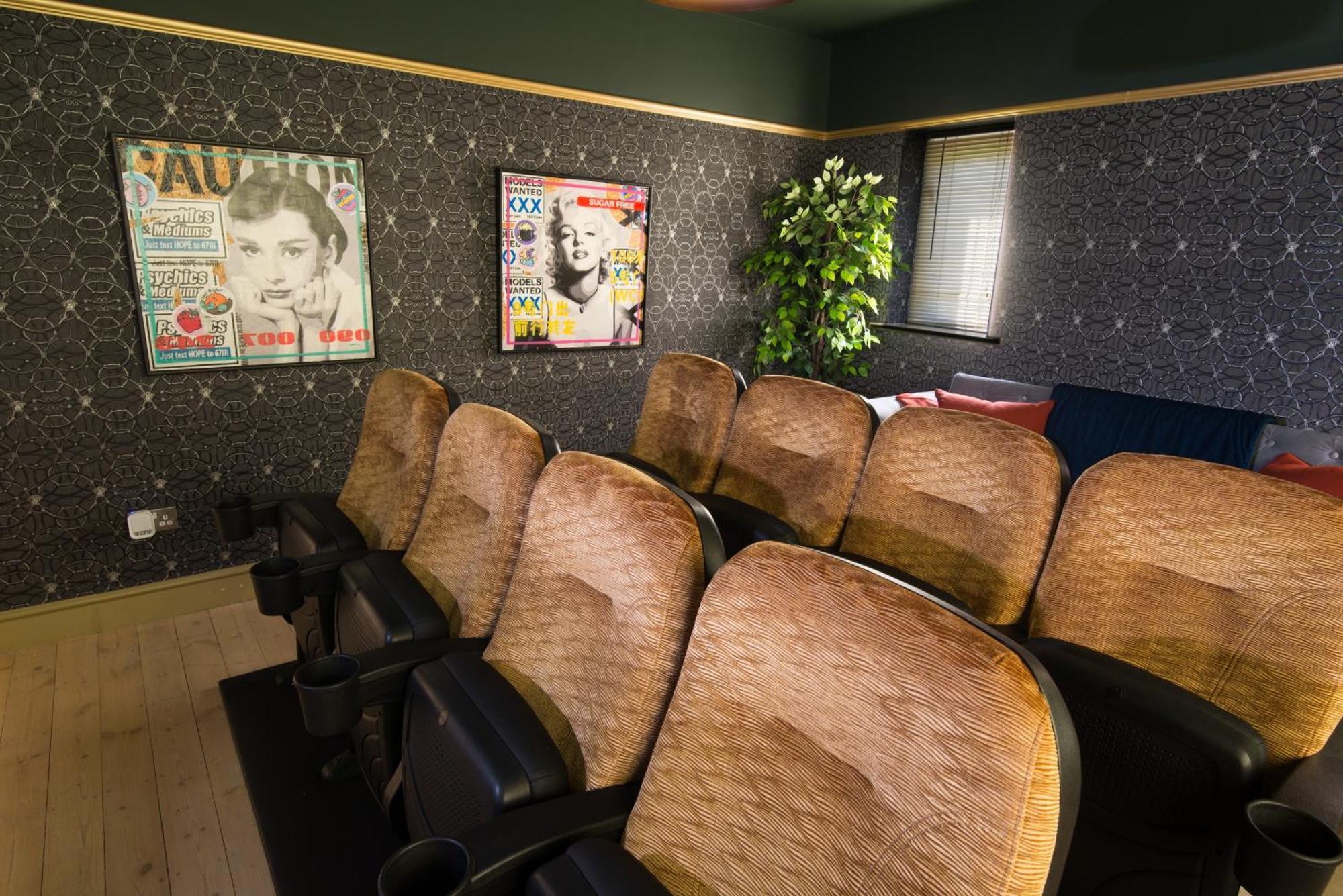 Deluxe 4 Or 5 Bed House With Hot Tub, Cinema Room Sleeps 15 Saffron Walden Exteriér fotografie
